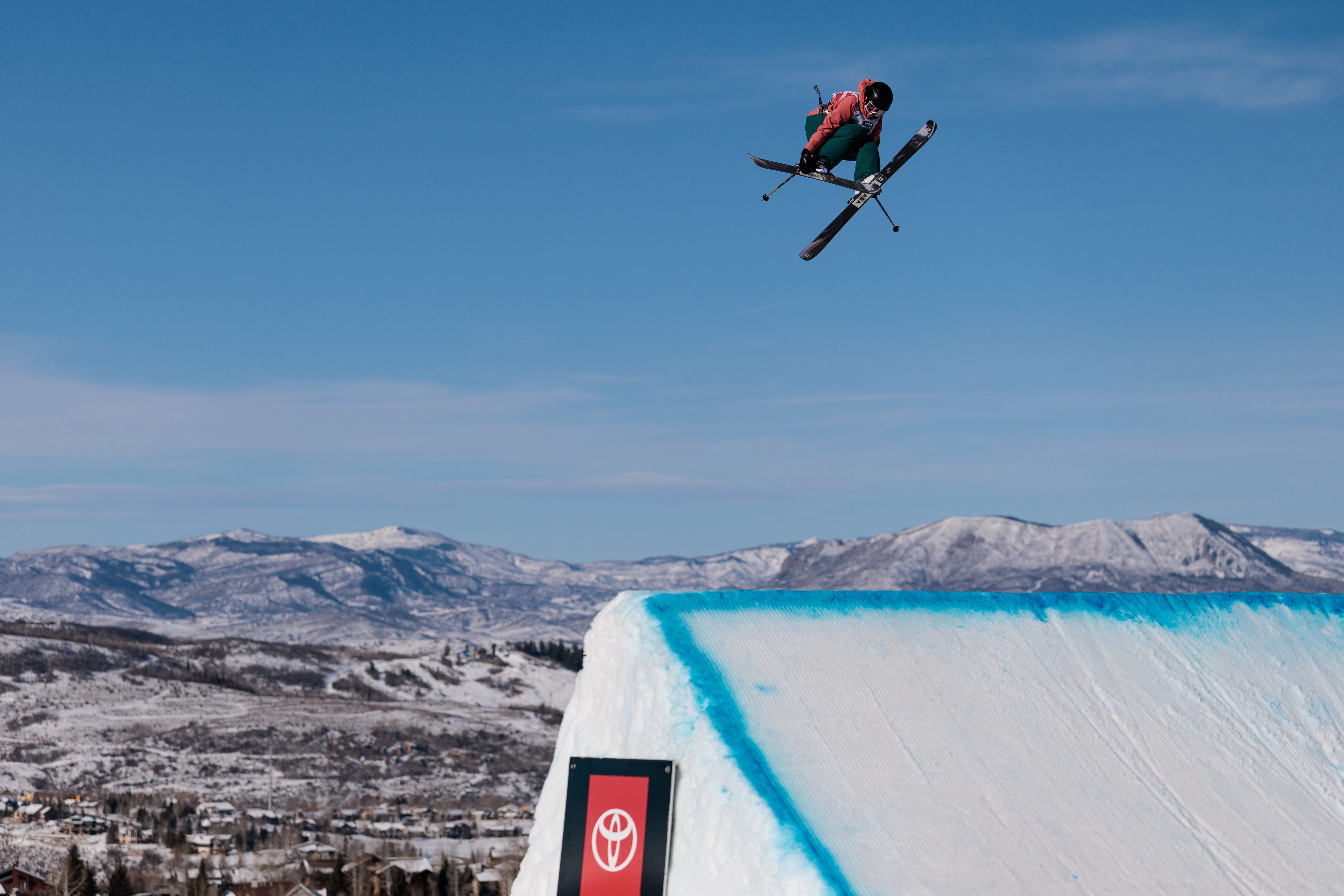 Катерина Коцар під час стрибка