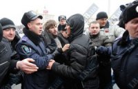 Милиции удалось помешать раздаче презервативов с изображением Януковича