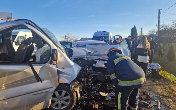 На Прикарпатті​ у ДТП за участі позашляховика та мікроавтобуса постраждали 13 людей 