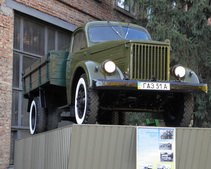 В Днепропетровске установили памятник автомобилю ГАЗ