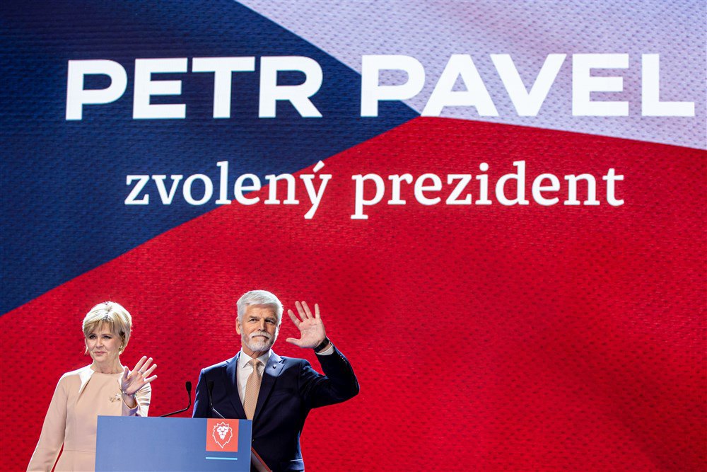 Кандидат у президенти Чеської Республіки, колишній голова Військового комітету НАТО Петр Павел виступає з промовою під час другого туру президентських виборів у своєму виборчому штабі в Празі, 28 січня 2023 р.