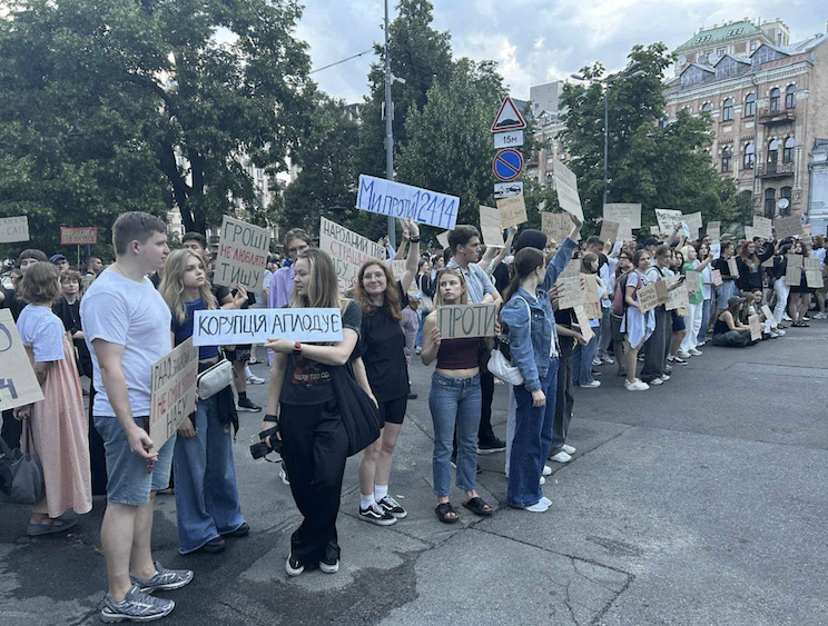 Люди підготували протестні таблички 