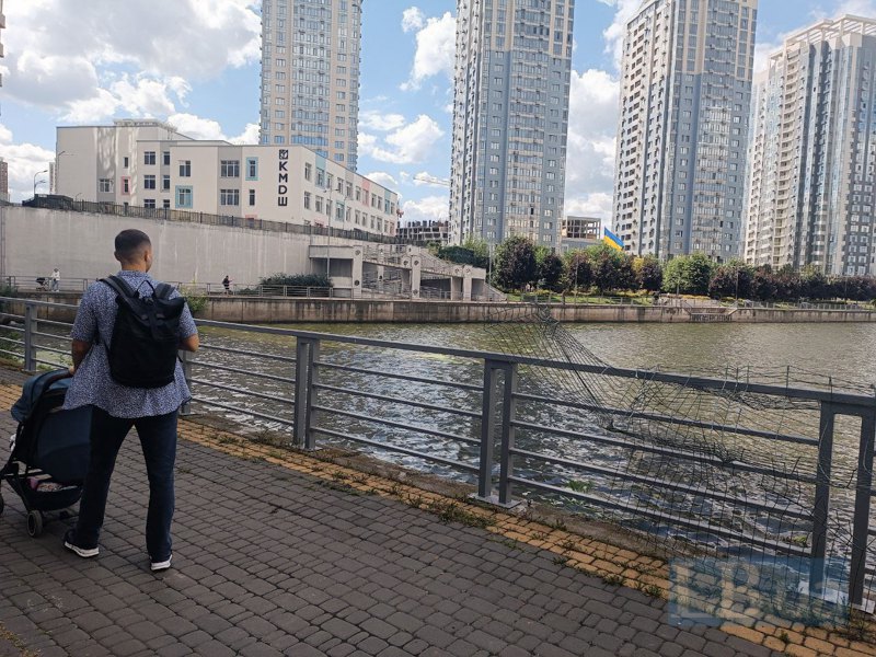 Доступ до набережної Дніпра відкритий.