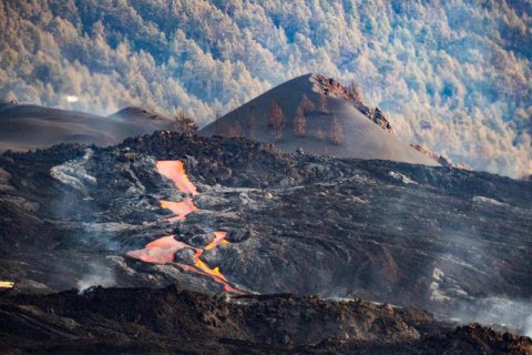 Трехмесячное извержение вулкана на Канарах признали завершенным