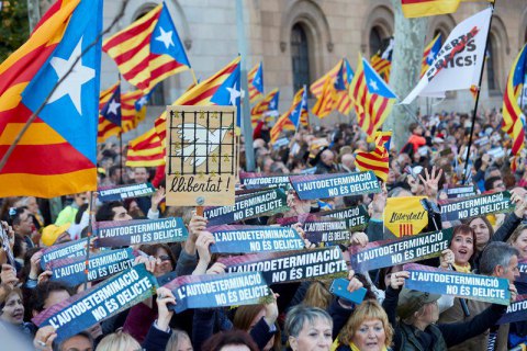 Близько 200 тисяч прихильників незалежності Каталонії пройшли маршем у Барселоні