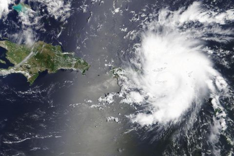 Ураган "Дориан" понизили до четвертой категории, но он все еще очень опасен