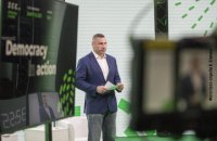 Лидер "УДАРа" Кличко прибыл на велосипеде на конференцию с участием Зеленского и рассказал, за какую Украину борется