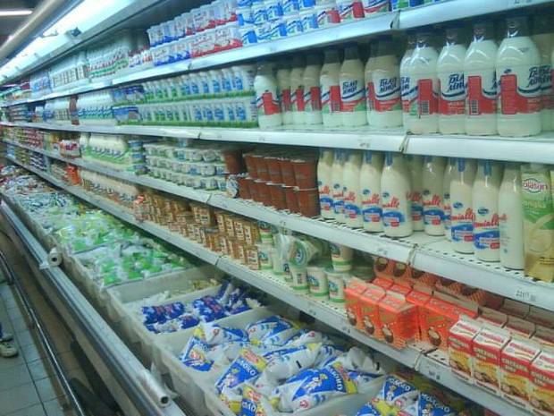 Украинская молочная продукция на полке магазина в Симферополе