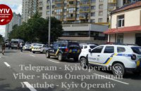 В Киеве в результате стрельбы ранен полицейский и гражданский человек, стрелок закрылся в квартире и поджег ее (обновлено)