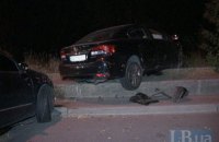 ДТП у Києві: Toyota вилетіла на парапет після зіткнення