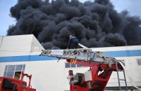 У Мукачеві триває ліквідація пожежі, що виникла внаслідок російського обстрілу 