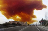 После взрыва на химзаводе в небе над Каталонией возникло токсичное оранжевое облако