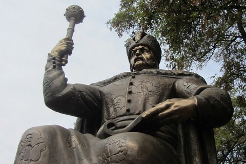 В Полтаву привезли памятник Мазепе (Добавлено видео)