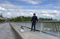 "Мінера" мосту Метро в Києві перевели в психлікарню через ризик суїциду