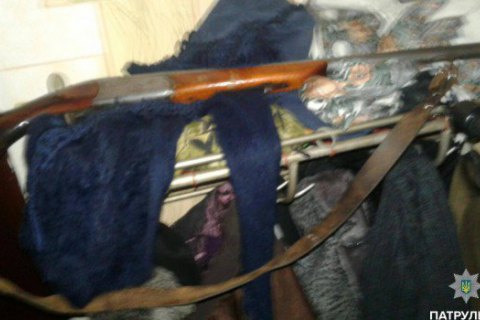 Житель Днепра устроил стрельбу из ружья в подъезде жилого дома