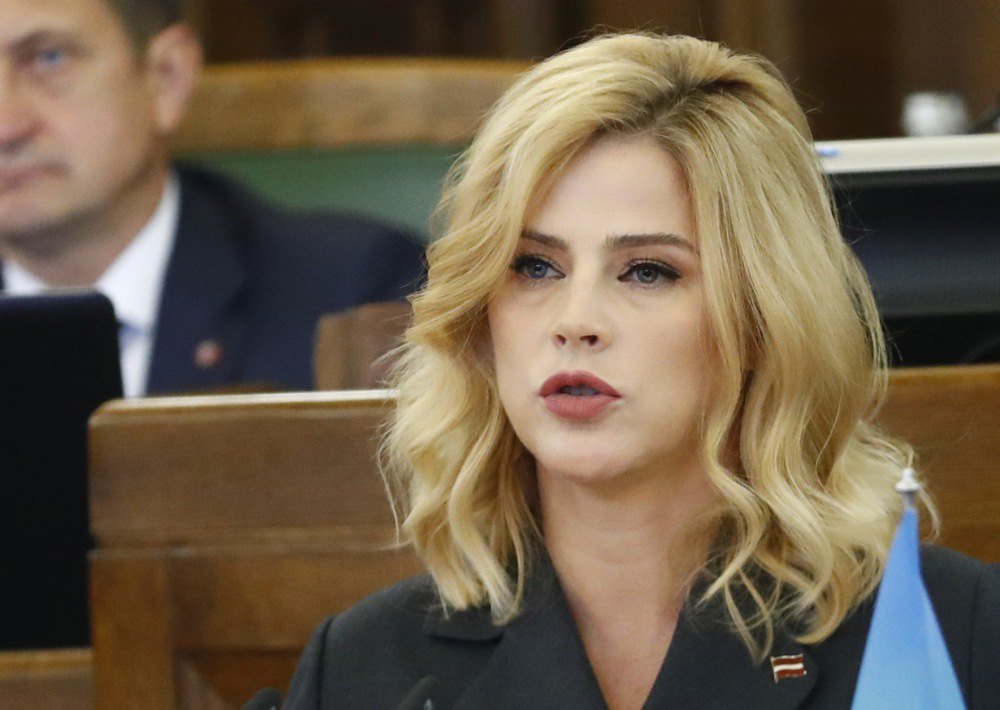 Евіка Сіліня виступає під час позачергового засідання Сейму в Ризі