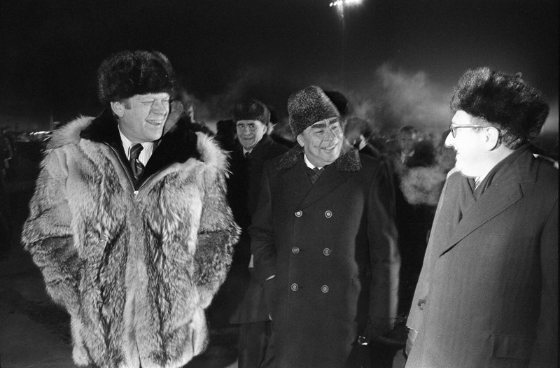 Президент Форд, генеральний секретар Леонід Брежнєв і Кіссінджер (праворуч) під час спілкування на злітній смузі аеропорту Воздвиженка по закінченню зустрічі у Владивостоці 1974 року.
