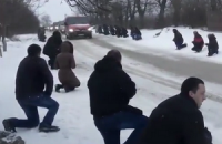 Во Львовской области односельчане на коленях встречали погибшего "киборга"