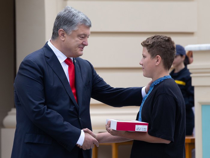 Президент вручил награду Андрею Буртовому