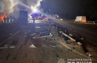 На Житомирской трассе в Киеве столкнулись и сгорели грузовой и легковой автомобили