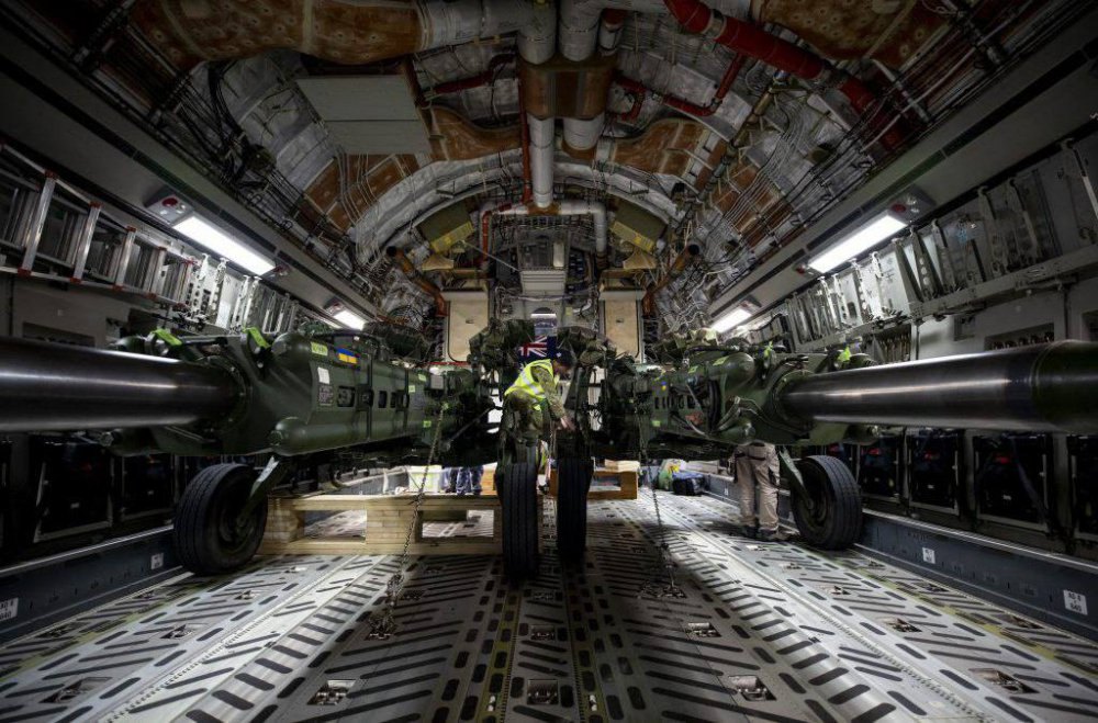 Австралійські гаубиці М-777 та боєприпаси до них відвантажують для України на базі ВПС Великої Британії у Квінсленді.