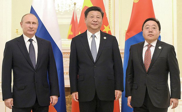 Лидеры России, Китая и Монголии – Владимир Путин, Си Цзиньпин и Цахиагийн Элбэгдорж после трехсторонней встречи в рамках
открывающегося саммита Шанхайской организации сотрудничества в Ташкенте, 23 июня 2016 года