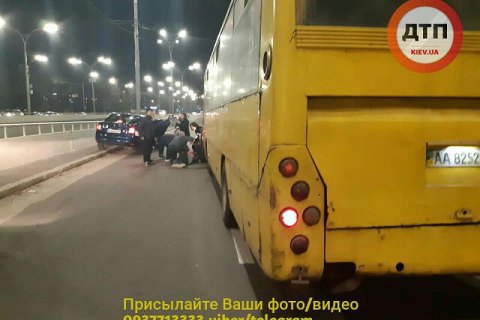 Водія маршрутки, який збив трьох людей біля метро "Дорогожичі", відправили під нічний домашній арешт