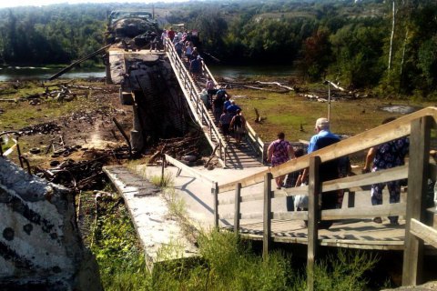 Окупанти знову зірвали ремонт мосту в Станиці Луганській