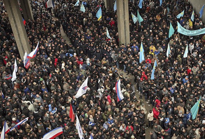 Мітинг кримських татар і проросійських організацій у Сімферополі біля Верховної Ради Криму, 26 лютого 2014.