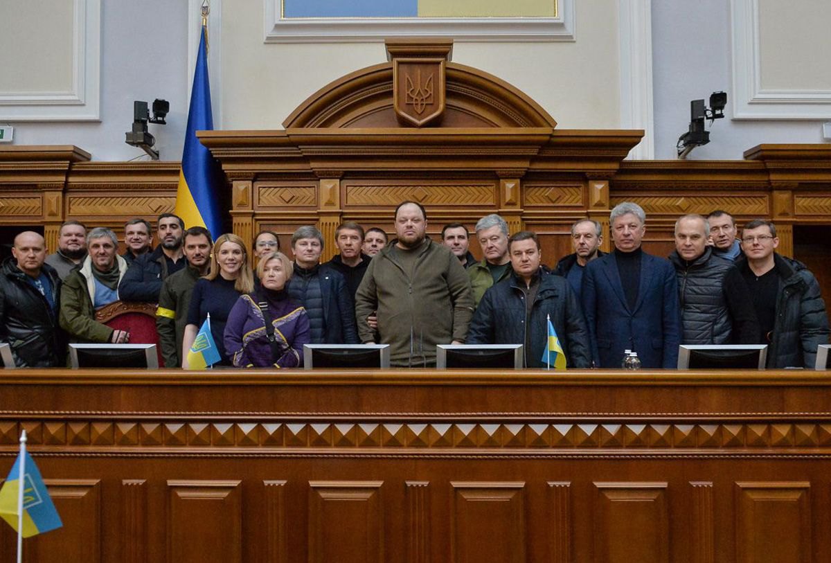 Спільна фотографія народних депутатів під час засідання Верховної Ради 3 березня 2022 року 