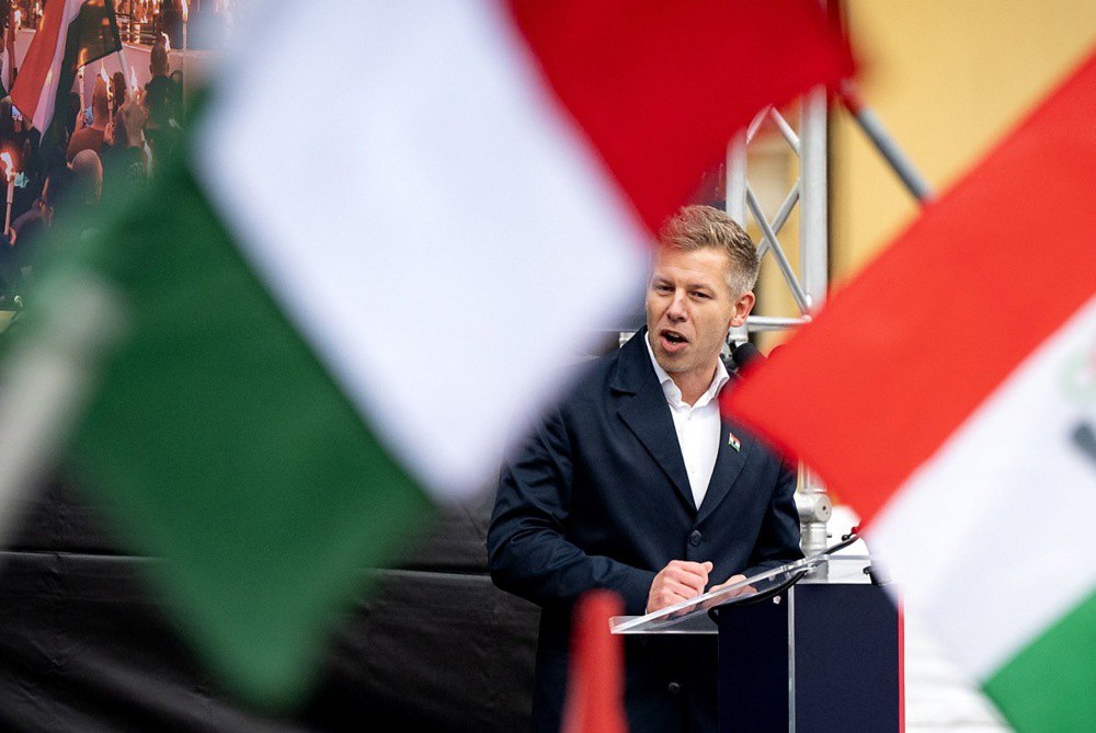 Лідер угорської опозиційної партії <i>TISZA</i> Петер Мадяр виголошує промову під час передвиборчого мітингу в Ґйорі, 15
листопада 2025 року.