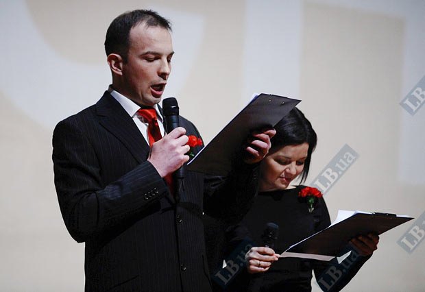 Ведущие церемонии открытия - Егор Соболев и Маричка Падалко зачитывают вымышленное приветствие фестивалю от Виктора Януковича