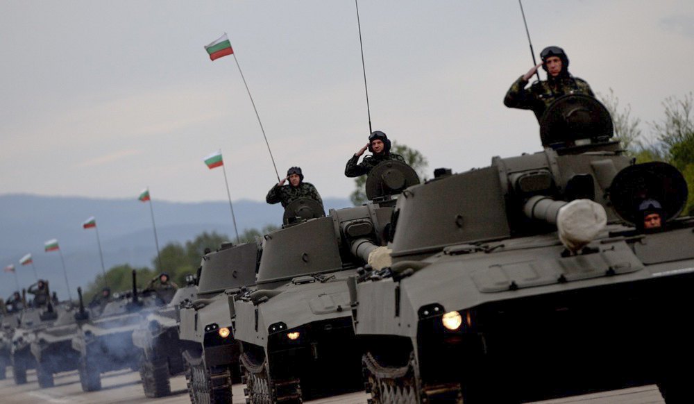 Бронетехніка під час репетиції військового параду на День Доблесті в аеропорту Доброславці, поблизу Софії,
Болгарія, 3 травня 2023 р.