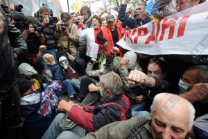 Сторонники Тимошенко под судом завалили на милицию ограждение