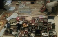 При обыске в доме мэра Бучи нашли коллекцию орденов, деньги и драгоценности