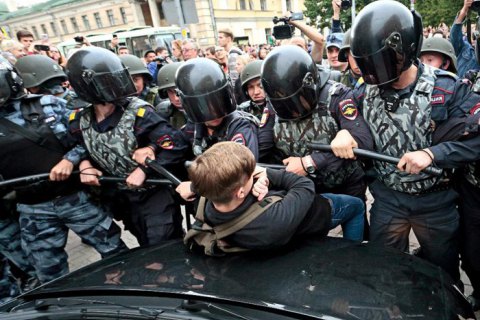 В Москве полиция задержали митингующих в футболках "Я не экстремист"