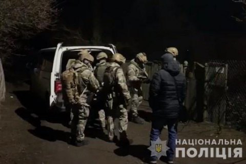 У Київській області ввели спецоперацію "Сирена" для затримання чоловіка, який стріляв у поліцію