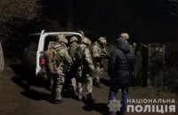 У Київській області ввели спецоперацію "Сирена" для затримання чоловіка, який стріляв у поліцію