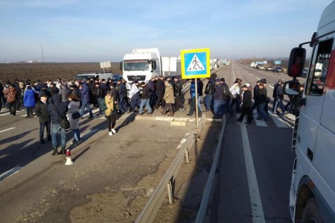 В 10 областях Украины аграрии снова перекрыли дороги, протестуя против продажи земли 