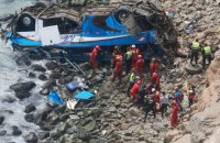 ​В Перу автобус с пассажирами упал в пропасть со 100-метровой высоты