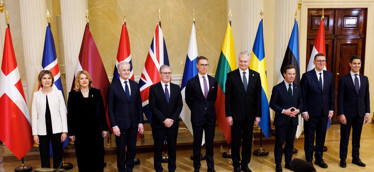 Прем’єр-міністр Британії Кір Стармер з лідерами інших держав у Державній залі Президентського палацу під час саміту Об’єднаних
експедиційних сил (JEF) у Гельсінкі. 26 березня 2026 року