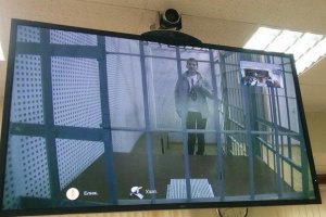 Надежда Савченко участвует в заседании суда через видеосвязь