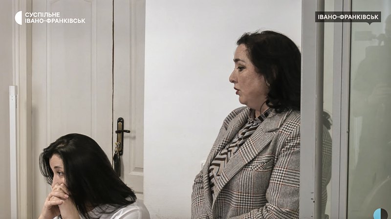 Директорка Ірина Гаврилюк та її захисниця під час засідання суду