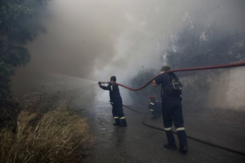 Через лісові пожежі в Греції евакуювали туристичний табір