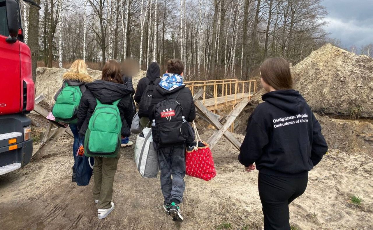 Повернення український дітей з окупації додому