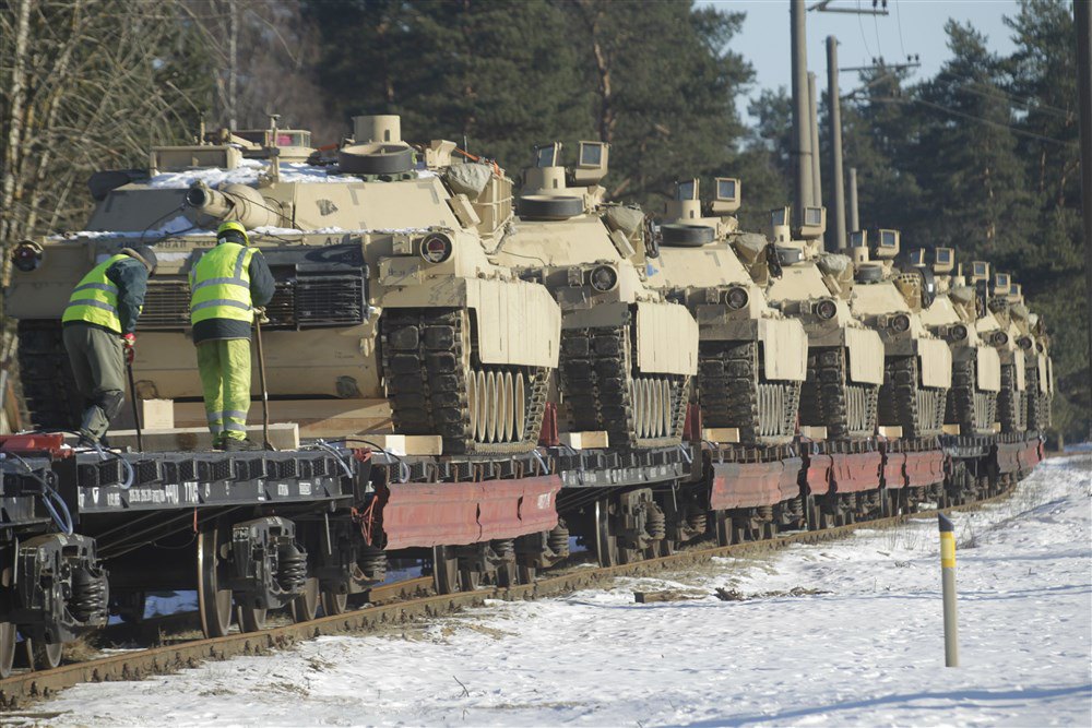 Бойові машини Bradley армії США вивантажують із залізничних платформ у Гаркалне, Латвія, 8 лютого 2017 року, в рамках операції Atlantic Resolve. 