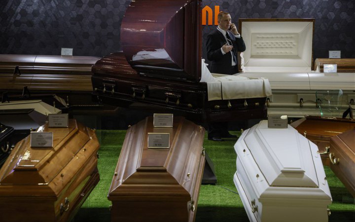 У Росії різко зросли ціни на труни та кремацію, – росЗМІ