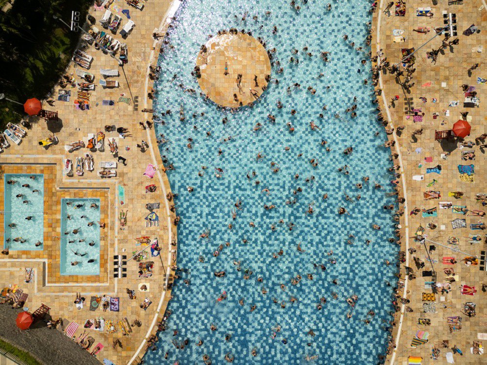 Люди купаються в басейнах в Сан-Паулу, 16 березня 2024 р