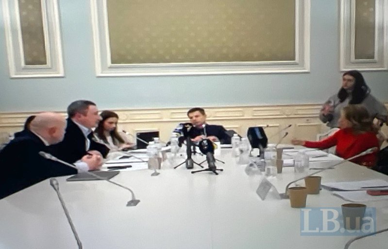 Олексій Чернишов (другий ліворуч) під час засідання ТСК ВРУ з розслідування можливих порушень законодавства у сфері оборони, антикорупційної політики та прав людини в умовах воєнного стану