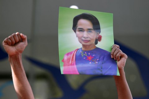 Лідерка М’янми вперше особисто постала перед судом після свого арешту